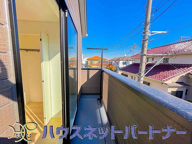 青い空が近くに感じるバルコニーは、爽やかな風をお部屋へ運んでくれます。