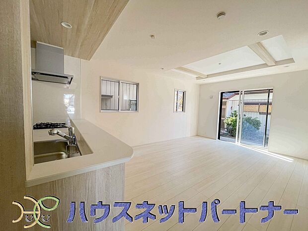 太陽の光が照らす明るいリビングは、開放感があり通風・採光に優れ、心地よい光と風が舞い込んできます。心休まるリビングは何よりも快適な時間を過ごせます。