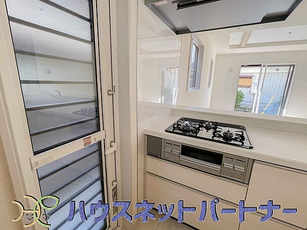キッチンに勝手口があり、ゴミ出しがラクラク。また、外に繋がるようになるため風通しや換気が良くなり、暗くなりがちなキッチンは勝手口から差し込む光で明るくなります。