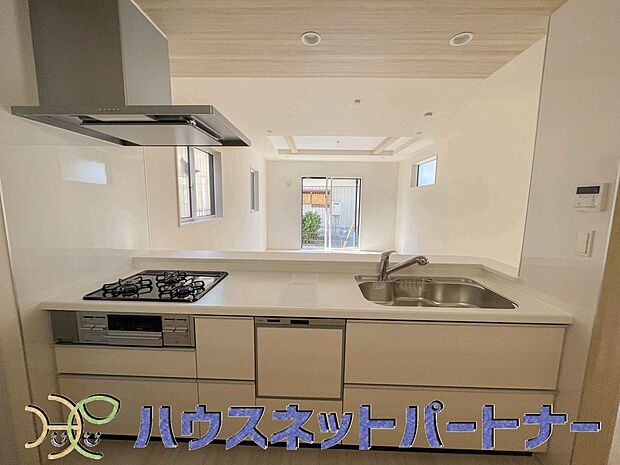 ビルトイン食器洗乾燥機完備。家事のお手伝いをしてくれる奥様の味方です。食器を洗っている間にお掃除など、様々なシーンで家事の時短に役立つ食洗機。省スペースのビルトインタイプを採用致しました。