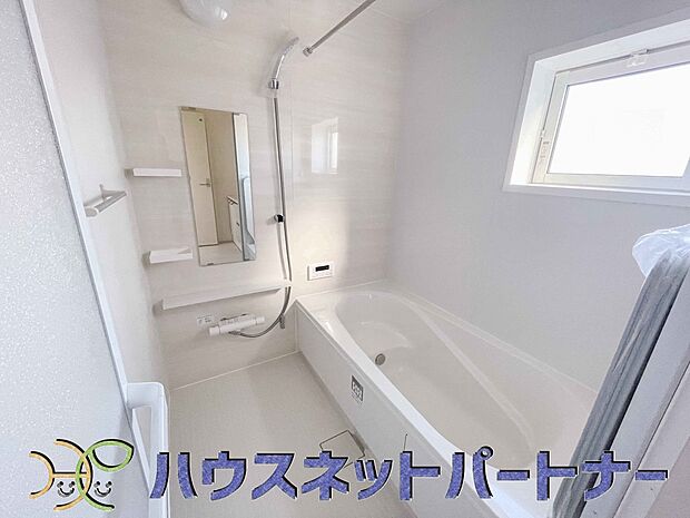 明るい作りの浴室は心も体もリフレッシュさせてくれます。窓もあるので湿気を外へ逃がすことも出来ます。