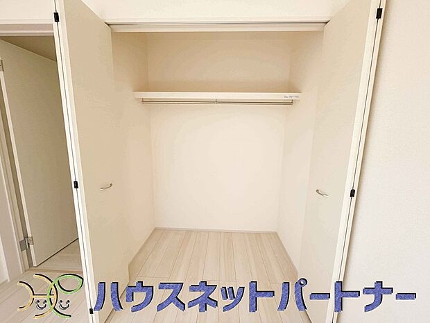 壁面クローゼットのメリットは、衣類が横一列に並ぶためひと目で洋服が選びやすいこと。衣類をたくさんお持ちの方も、限られたスペース内に無理なく収納することができます。