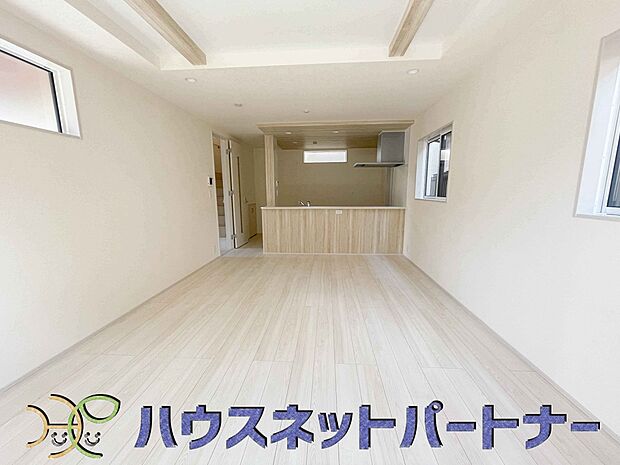 リビングは、食事スペースと寛げる場所設けてもまだ余裕の広さ。明るい光が照らしてくれます。