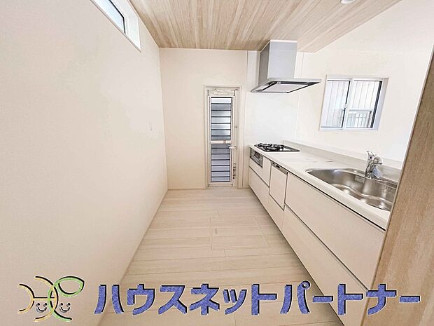 食洗機完備なので冬場の冷たい洗い物や忙しい主婦だからこそ食洗機をかけてる間に他の家事をこなすこともできちゃいますね。