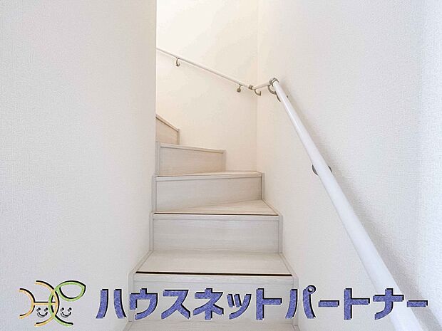 手すりがないと階段の昇り降りで危険なことはもちろん、壁に手をつきながら歩くことで壁紙が汚れやすくなります。すべての方に安心して昇り降りしていただくため、手すりを設置しました。
