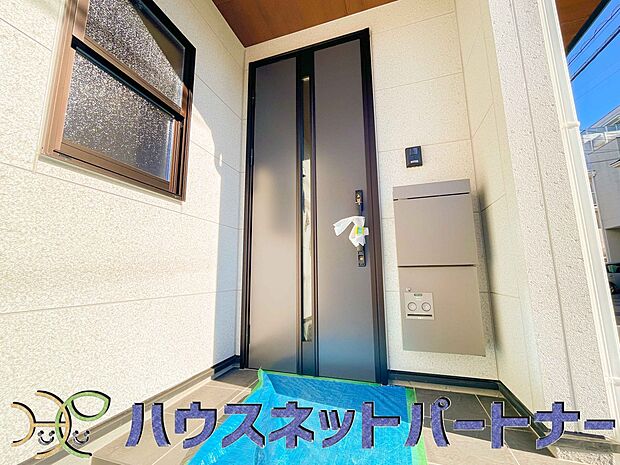 玄関の扉を開けるとそこは家族の待つお家。笑い声が聞こえてきそう。