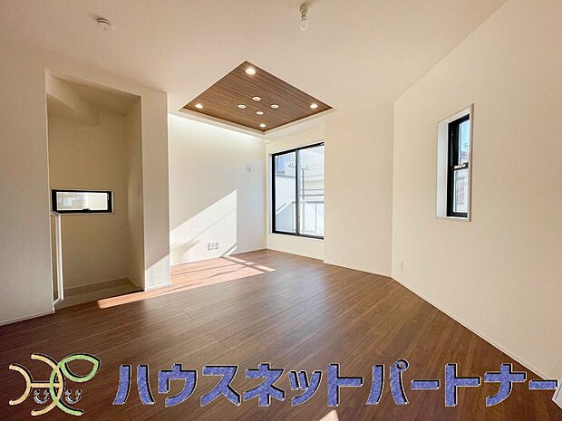 太陽の光が照らす明るいリビングは、開放感があり通風・採光に優れ、心地よい光と風が舞い込んできます。心休まるリビングは何よりも快適な時間を過ごせます。