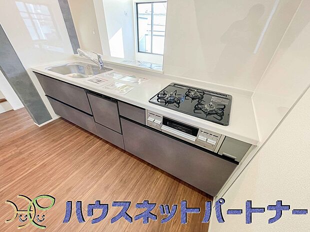 三口コンロで料理の幅を拡げてくれる使いやすいシステムキッチンを採用。洗い場も大きいので野菜や食器を洗ったりする際にも捗り、奥様の強い味方となってくれるはずです。