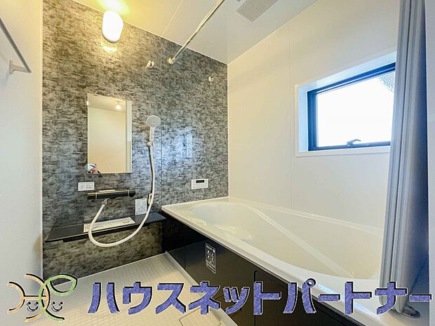 冬場にはヒヤッとしないように暖房機能、梅雨の時期には乾燥等、機能的で清潔感溢れる浴室。快適・清潔な空間で心も体もオフになる時間を楽しむことが可能です。