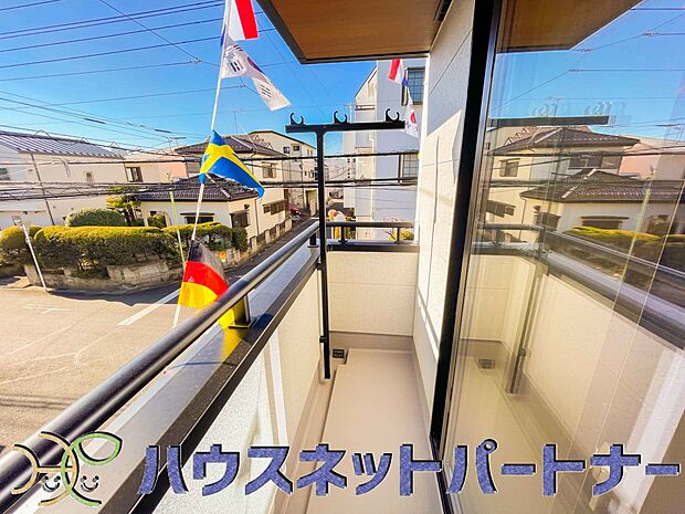 太陽の光が燦々と降り注ぐ広さのあるバルコニーで毎日のお洗濯も快適に。太陽は心を元気にしてくれますよね。