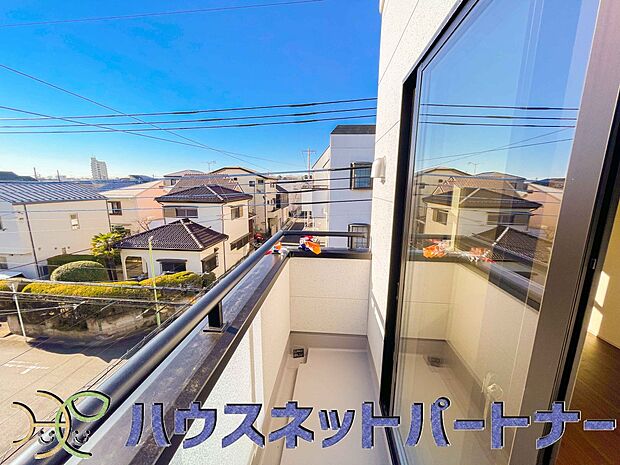 青い空が近くに感じるバルコニーは、爽やかな風をお部屋へ運んでくれます。