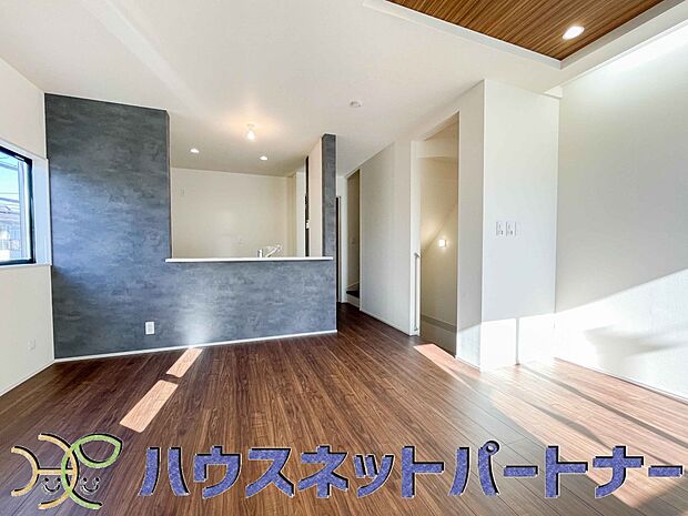 忙しい朝でも家族揃って食事をして頂ける、ゆとりある大きさのダイニングスペース。奥様の手料理をカウンター越しに受けとって頂き、テーブルで囲む素敵な時間を存分にお愉しみ下さい。