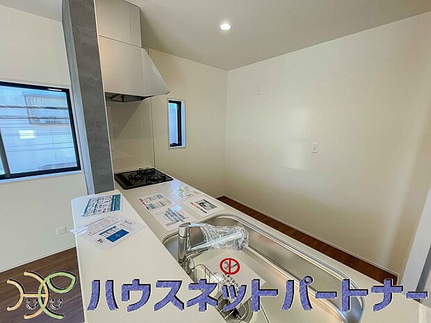 キッチン吊戸棚を無くす事によって、コミュニケーションを重視した設計に致しました。区画によって変わる一体感を、実際にご覧になって頂けましたらと思います。 