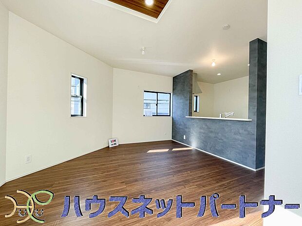 お料理できたらカウンターから手渡しができます。家族で会話をしながらお料理を楽しく。