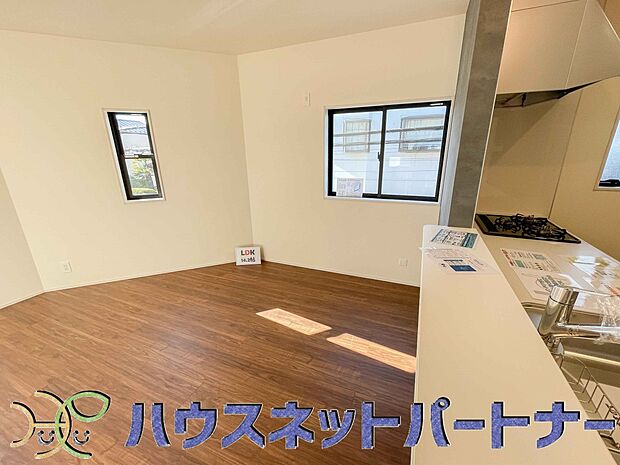 キッチン吊戸棚を無くす事によって、コミュニケーションを重視した設計に致しました。区画によって変わる一体感を、実際にご覧になって頂けましたらと思います。 