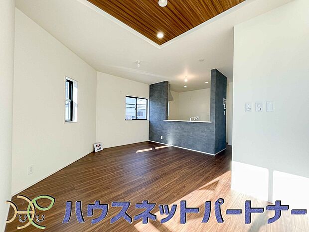 リビングは、食事スペースと寛げる場所設けてもまだ余裕の広さ。明るい光が照らしてくれます。