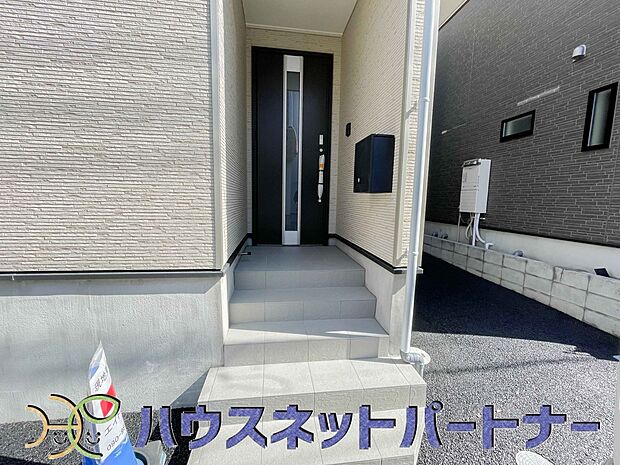 玄関の扉を開けると家族の待つお家。幸せを感じる瞬間です。