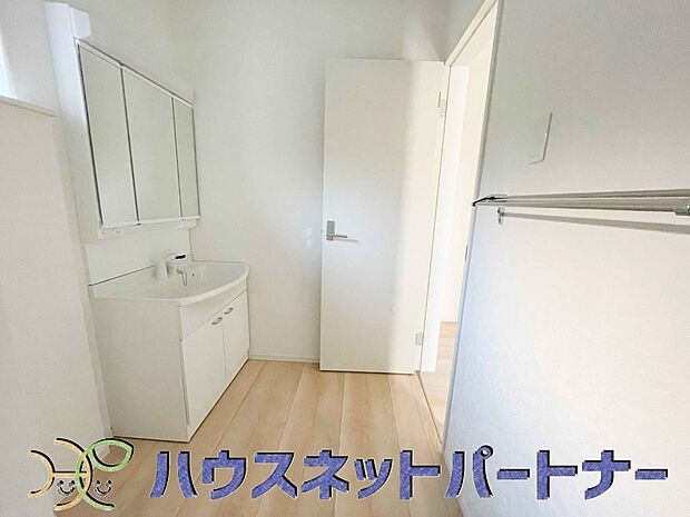 家族全員が使う洗面化粧台。手に取りたいものがさっと取り出せて身支度が快適にできます。1日のスタートを心地よく始めるには、スムーズに心地よく準備できる洗面化粧台がいいですよね。