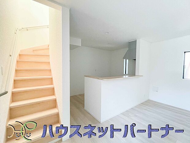 リビングは、食事スペースと寛げる場所設けてもまだ余裕の広さ。明るい光が照らしてくれます。