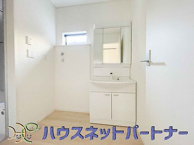 広い脱衣所、洗面台も大きなサイズを設置。建売では見ない広さと解放感。