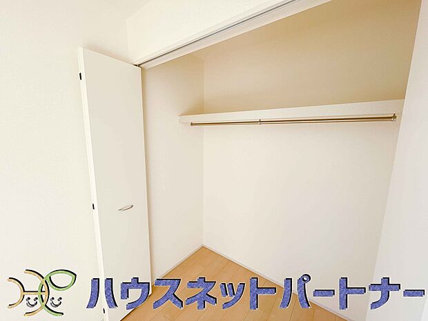 壁面クローゼットのメリットは、衣類が横一列に並ぶためひと目で洋服が選びやすいこと。衣類をたくさんお持ちの方も、限られたスペース内に無理なく収納することができます。