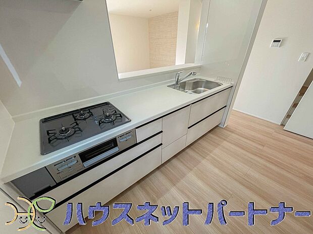 三口コンロで料理の幅を拡げてくれる使いやすいシステムキッチンを採用。洗い場も大きいので野菜や食器を洗ったりする際にも捗り、奥様の強い味方となってくれるはずです。