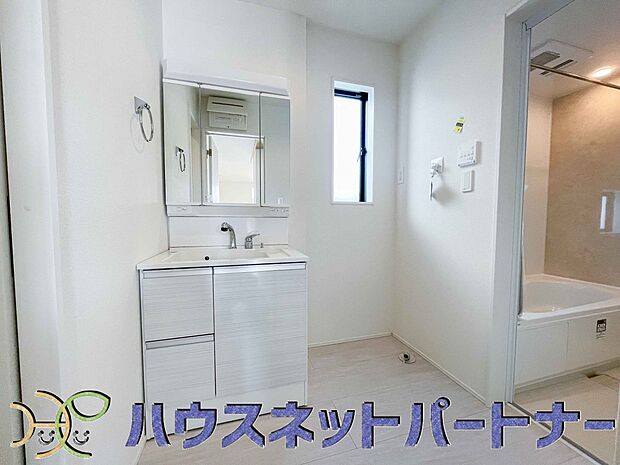 毎日使う洗濯機。しっかりと奥行きのある置き場が確保されています。