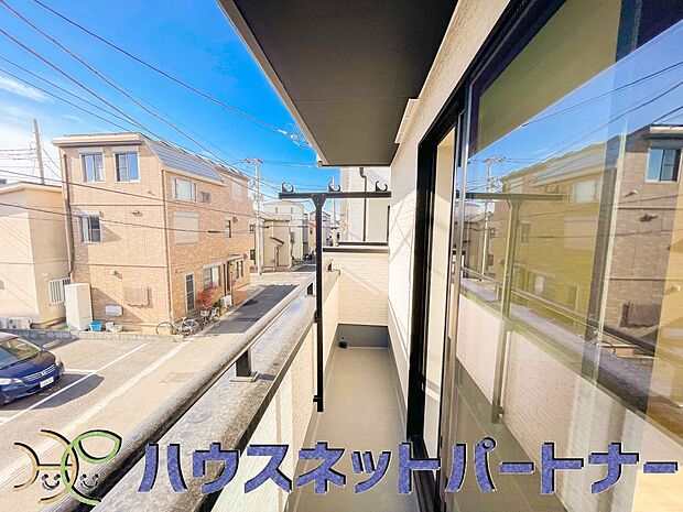 陽当りが良いと、洗濯物が乾きやすいですし、湿気やカビの心配も減るので快適です。寒い冬の日でも、日差しが届くと家の中が暖かくなりますね。