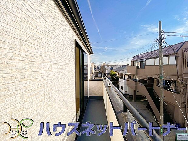 青い空が近くに感じるバルコニーは、爽やかな風をお部屋へ運んでくれます。