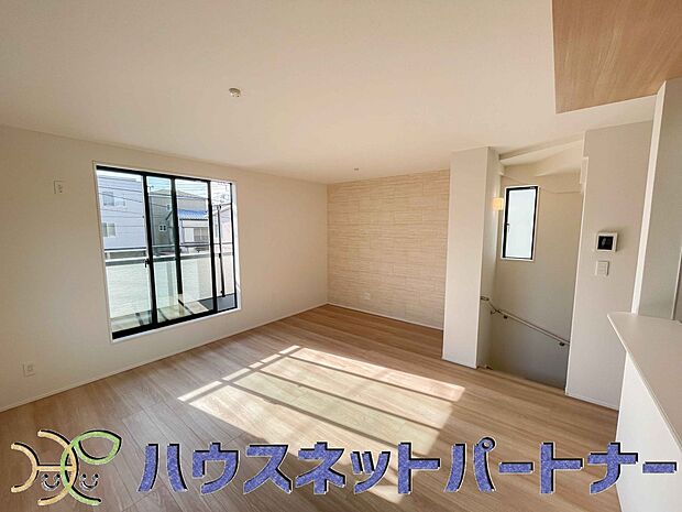 リビングは、食事スペースと寛げる場所設けてもまだ余裕の広さ。明るい光が照らしてくれます。