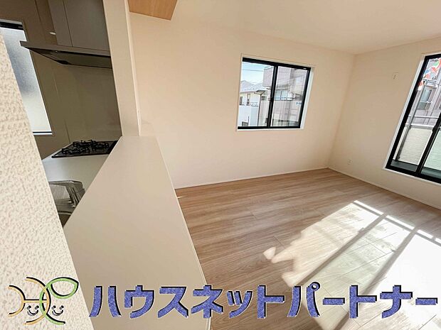 リビングにいるお子様と会話をしながら家事ができるカウンターキッチン。いま手があいているか、忙しそうなのか相手の様子を伺いながらコミュニケーションをとる訓練にもなります。