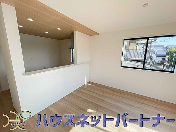 リビングにテーブルを置いて、寛げるソファーを置いても余裕の広さがあります。