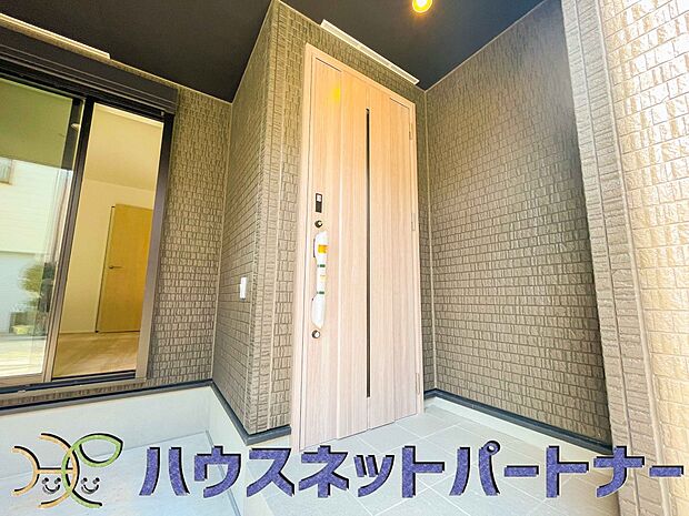 玄関の扉を開けると家族の待つお家。幸せを感じる瞬間です。