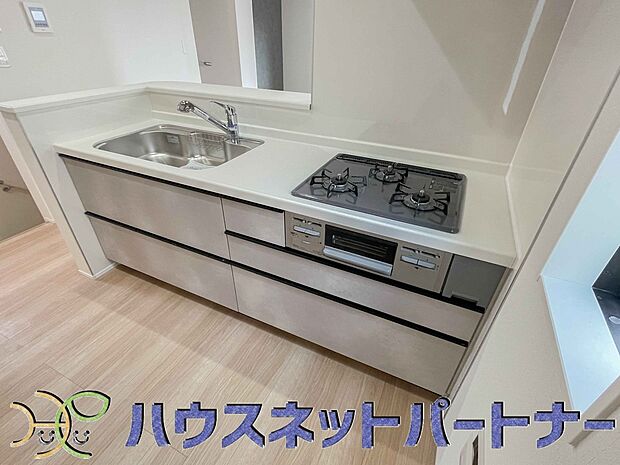三口コンロで料理の幅を拡げてくれる使いやすいシステムキッチンを採用。洗い場も大きいので野菜や食器を洗ったりする際にも捗り、奥様の強い味方となってくれるはずです。