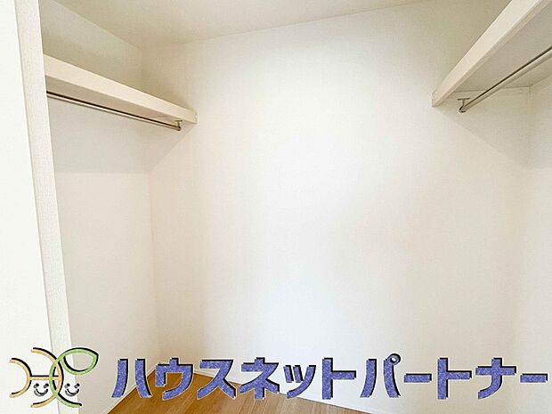 ウォークインクローゼットのメリットは、衣類の他、バッグやアクセサリーなど、身につけるものを一部屋に集めて管理できること。必要なときに見つけやすいです。