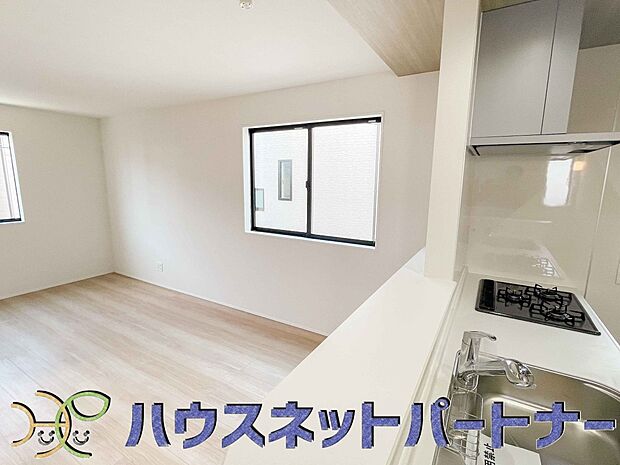 キッチン吊戸棚を無くす事によって、コミュニケーションを重視した設計に致しました。区画によって変わる一体感を、実際にご覧になって頂けましたらと思います。
