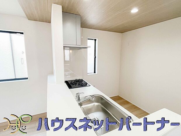 カウンターキッチンなら、リビングで遊ぶ子供の様子を見ながら料理ができるので安心です。