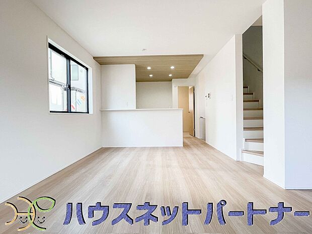 忙しい朝でも家族揃って食事をして頂ける、ゆとりある大きさのダイニングスペース。奥様の手料理をカウンター越しに受けとって頂き、テーブルで囲む素敵な時間を存分にお愉しみ下さい。