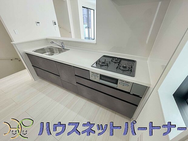 人工大理石トップを纏った最新設備搭載のシステムキッチン。収納数も多いので、常に纏まりある空間に。DKを見守りながらお料理も出来るので、お子様がいても安心です。