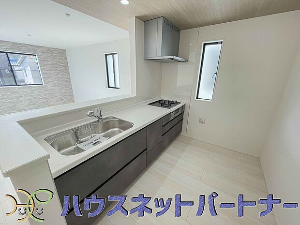 カウンターキッチンは広くて収納力もあるので、快適に料理をすることができます。食器や炊事用具を手の届くところに配置しやすいため調理もスピーディーです。