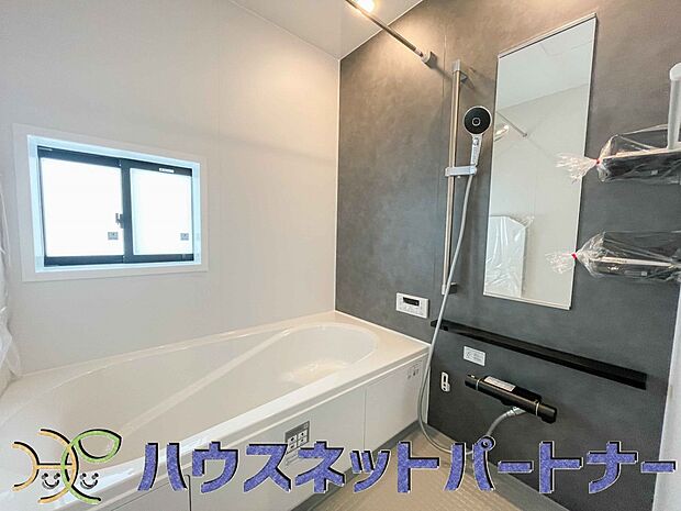 明るい作りの浴室は心も体もリフレッシュさせてくれます。窓もあるので湿気を外へ逃がすことも出来ます。