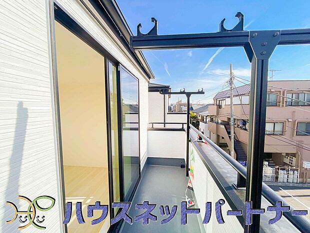青い空が近くに感じるバルコニーは、爽やかな風をお部屋へ運んでくれます。