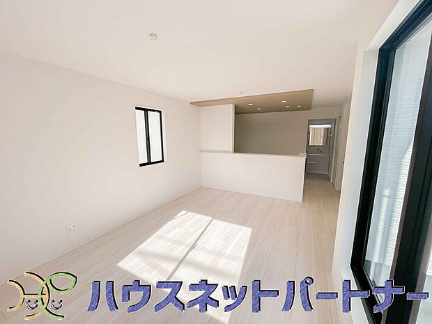 リビングは、食事スペースと寛げる場所設けてもまだ余裕の広さ。明るい光が照らしてくれます。