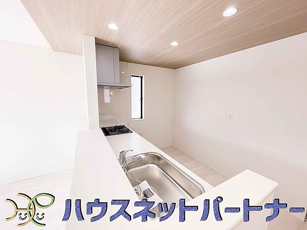 キッチン吊戸棚を無くす事によって、コミュニケーションを重視した設計に致しました。区画によって変わる一体感を、実際にご覧になって頂けましたらと思います。