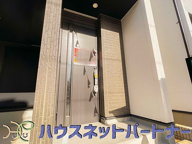 スマートキーの良い点は、鍵穴にキーを刺さなくても簡単に開け閉めできるところと、キーを紛失してもキーの情報をドア本体で簡単に書き換えできるなど防犯性の高い点です。