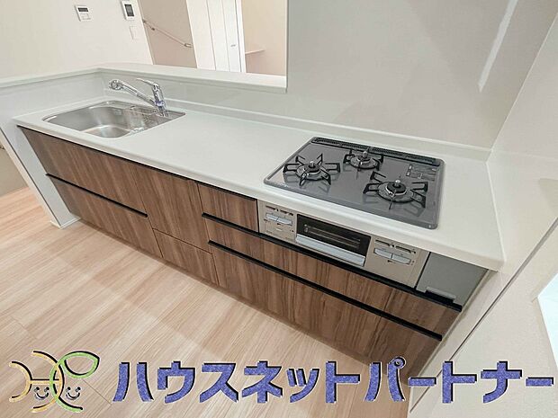 三口コンロで料理の幅を拡げてくれる使いやすいシステムキッチンを採用。洗い場も大きいので野菜や食器を洗ったりする際にも捗り、奥様の強い味方となってくれるはずです。