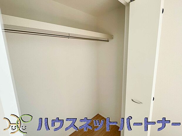 多くの人がお困りの住まいの収納。壁面クローゼットがあればタンスを置く必要がなく、出っ張りのないスッキリ空間を維持できます。限られたスペースを有効に活用できそう。
