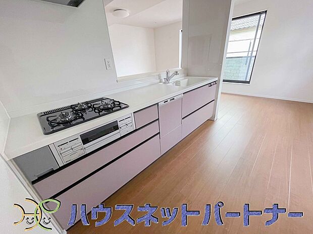 三口コンロで料理の幅を拡げてくれる使いやすいシステムキッチンを採用。洗い場も大きいので野菜や食器を洗ったりする際にも捗り、奥様の強い味方となってくれるはずです。