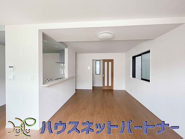 リビングは、食事スペースと寛げる場所設けてもまだ余裕の広さ。明るい光が照らしてくれます。
