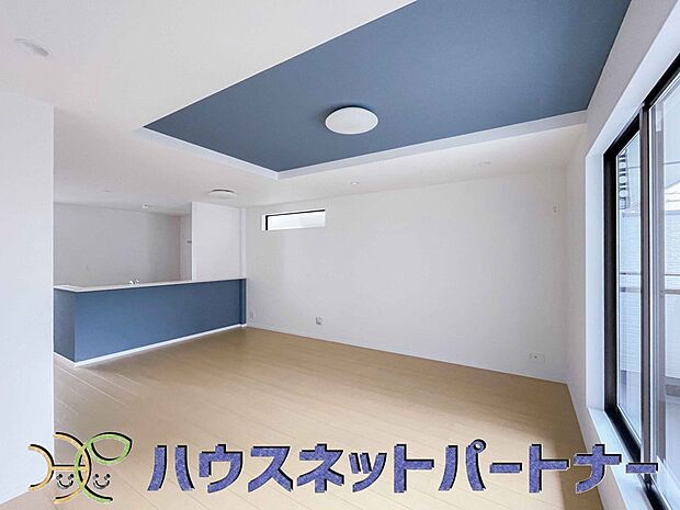 太陽の光が照らす明るいリビングは、開放感があり通風・採光に優れ、心地よい光と風が舞い込んできます。心休まるリビングは何よりも快適な時間を過ごせます。